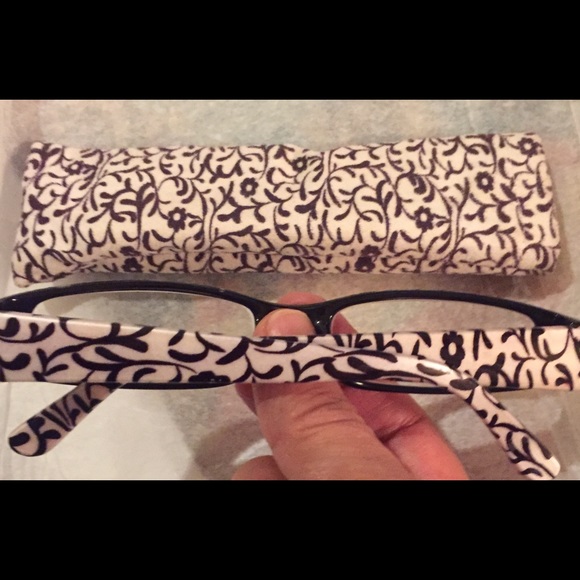 Readers - Picture 3 of 5